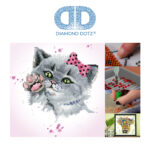 Diamond Dotz Motiv “Kätzchen mit Schleife”, funkelndes Diamantbild zum Selbstgestalten ca. 32 cm x 32 cm groß, Malen mit Diamanten