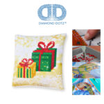 Diamond Dotz Kissenbezug Motiv “Weihnachtsgeschenk”, funkelndes Kissen zum Selbstgestalten ca. 18 cm x 18 cm groß, Malen mit Diamanten