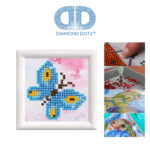 Diamond Dotz Bild mit Rahmen weiß, Motiv “Schmetterling”, funkelndes Diamantbild zum Selbstgestalten ca. 7cm x 7cm groß, Malen mit Diamanten